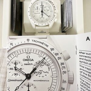 OMEGA X SWATCH. MISSION TO THE MOONPHASE. SNOOPY.
